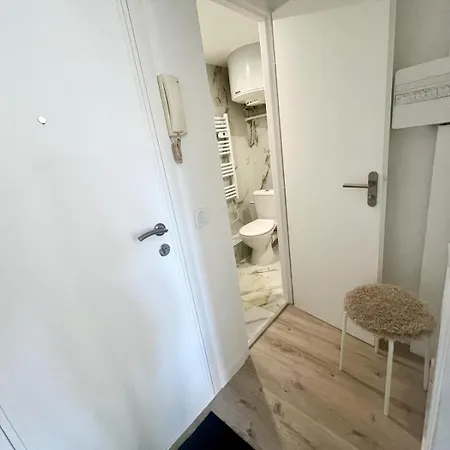 Moderne Renove Avec Balcon Lejlighed