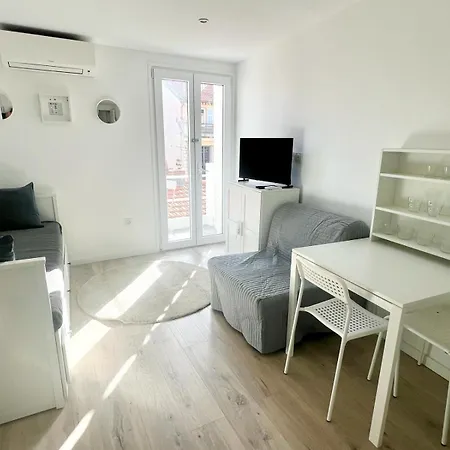 Moderne Renove Avec Balcon Apartment