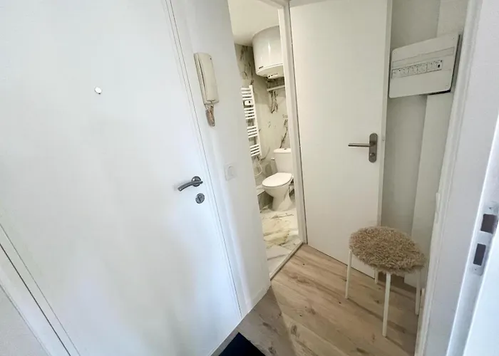 Moderne Renove Avec Balcon Apartmán