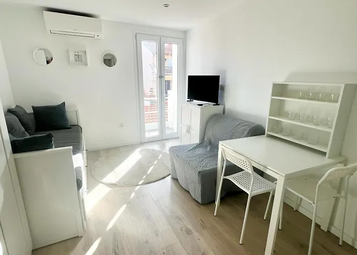 Moderne Renove Avec Balcon Apartmán