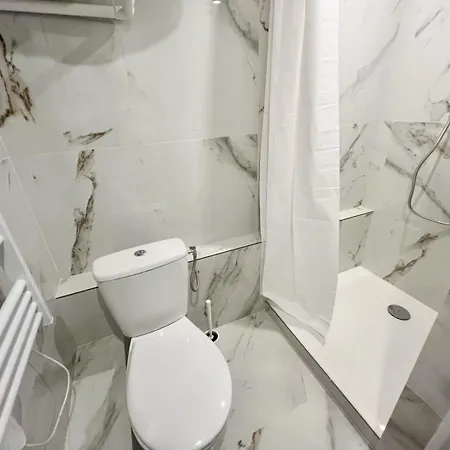 Moderne Rénové Avec Balcon Nice